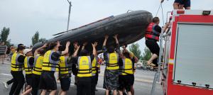 帶上沖鋒舟，大家一起風(fēng)雨同舟！
